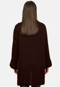 Maglione bordeaux lavorato a maglia con una vestibilità ampia, maniche lunghe, texture a coste e un piccolo spacco sul retro.