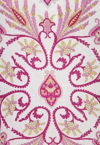 Ricca ricamo floreale in rosa e giallo su uno sfondo di tessuto bianco, caratterizzato da spirali e motivi intricati, con accenti dettagliati.