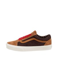 Zapatillas de ante y cuero marrón con cordones rojos, suela de goma blanca, acentos en contraste en tono beige y forro interior a cuadros.