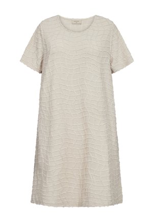 Beige jurk met korte mouwen tot op de knie met een getextureerd golvend rasterpatroon en ronde hals.