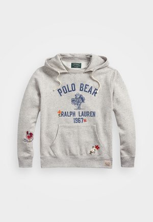 Sudadera con capucha gris claro con bolsillo delantero, texto "Polo Bear Ralph Lauren 1967", gráfico de oso y flores y gallo bordados en las mangas y el bolsillo.