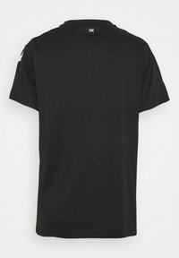 Svart kortärmad t-shirt med rund halsringning, tillverkad av lättviktsmaterial, med en liten logotyp på baksidan nära kragen.