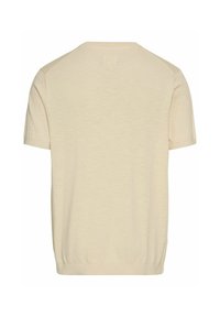 Beige kortærmet strikket sweater med rund hals, glat tekstur og ribbet kant, med skuldersømme og uden synlige mønstre.