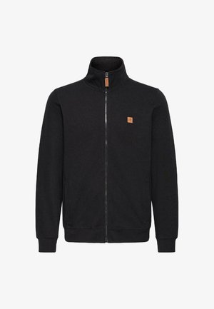 Svart zip-up genser laget av mykt stoff med høy krage, med to sidelommer og et lite logo-patch på brystet.