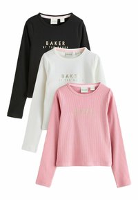 Drie lange mouwen t-shirts in zwart, wit en roze met een geribbelde textuur. Elk shirt heeft "BAKER by TED BAKER" in gouden letters op de voorkant.