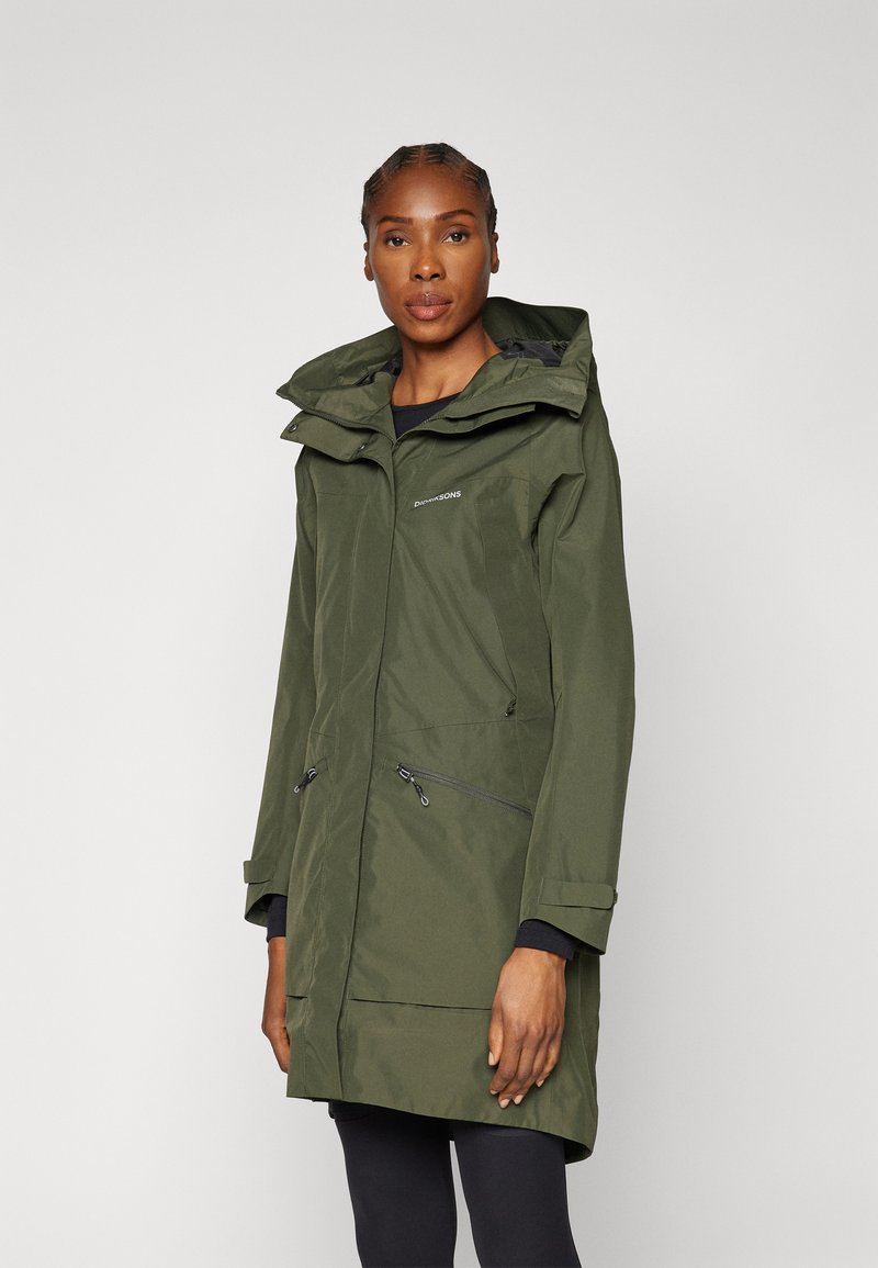 Wasserabweisende grüne Parka mit hohem Kragen, verstellbarem Kapuze, Reißverschlusstaschen und einem hüftlangen Design. Der Stoff hat eine glatte Textur.