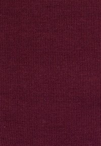 Burgundi neulottu kangas hienolla, saumattomalla kuviolla, jossa on tasaisesti kudottuja lankoja ja sileä pinta.