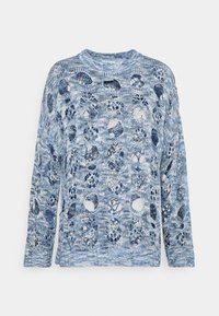 Lysblå strikket sweater med store dekorative huller og blomster mønstre, der har en rund halsudskæring og lange ærmer.