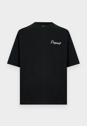 Melna kokvilnas t-krekls ar apaļu kakla izgriezumu un īsām piedurknēm. Kreisajā krūtīs ir balts izšūts logo. Minimālistisks dizains.