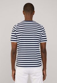 Granatowo-biały, w paski, krótki rękaw t-shirt z okrągłym dekoltem i luźnym krojem, z gładką fakturą materiału i przeszytymi szwami.