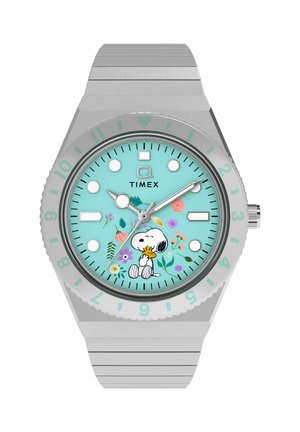 Zilveren Timex polshorloge met lichtblauwe wijzerplaat, bloemmotieven en een illustratie van Snoopy die Woodstock omhelst in het midden.
