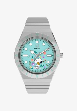 Zilveren Timex polshorloge met lichtblauwe wijzerplaat, bloemmotieven en een illustratie van Snoopy die Woodstock omhelst in het midden.