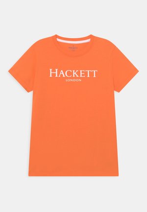 T-shirt orange vif à manches courtes avec le texte blanc « HACKETT LONDON » centré sur le devant, col rond, posé à plat sur fond blanc.