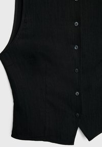 Czarna kamizelka wykonana z fakturowanej tkaniny, z zapięciem na guziki, pięcioma guzikami i kieszenią po lewej stronie. Gładki, dopasowany kształt.