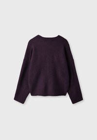 Pull en maille violet foncé à manches longues avec poignets, ourlet et encolure ronde côtelés, vu de dos sur un fond clair uni.