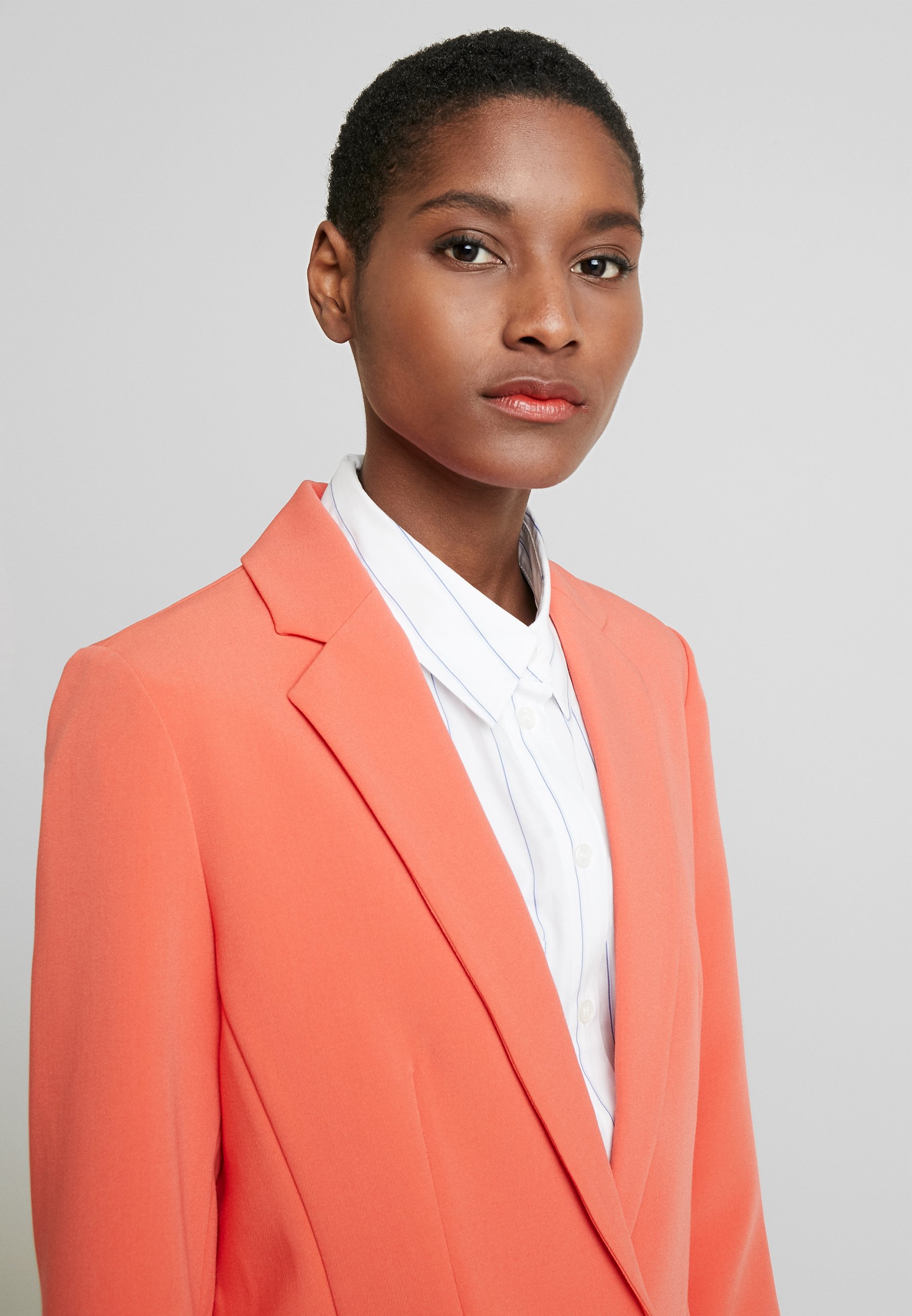 Opus JARILA Kort kåpe frakk fresh coral Zalando.no Opus JARILA - Kort kåpe / frakk - fresh coral