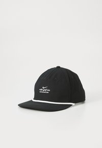 Cască de golf Nike, neagră, cu logo și text brodat alb "nike golf inc. ESTABLISHED 1984" și un fir alb deasupra bentiței, pe fundal alb.