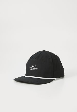 Cappello da golf Nike nero con logo e testo ricamati bianchi "nike golf inc. FONDATO NEL 1984" e cordino bianco sopra il bavero, su sfondo bianco.