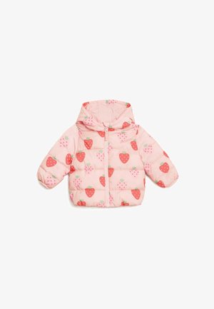 Chaqueta acolchada rosa con capucha, que presenta un patrón de fresas en rojo y verde. Material suave, con cierre de cremallera en la parte delantera y puños elásticos.
