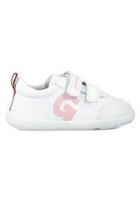 Zapatillas blancas con marca rosa, hechas de material sintético suave. Cuentan con dos correas de Velcro, punta redondeada y suela de goma texturizada.