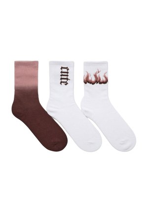 Tre calzini: uno color mogano che sfuma in rosa chiaro; uno bianco con scritte in marrone scuro; uno bianco con un design a fiamma in rosa.