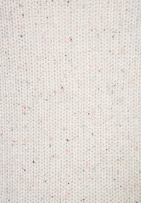 Licht beige gebreide stof met een gestructureerd oppervlak, voorzien van spikkels in het roze en groen, gelijkmatig verweven voor een zachte, casual uitstraling.