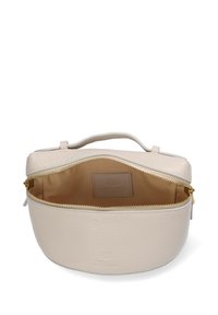 Sac rond en cuir beige avec une finition texturée, doté d'une anse supérieure et d'une fermeture éclair dorée. L'intérieur est doublé d'un tissu clair avec une étiquette de marque.