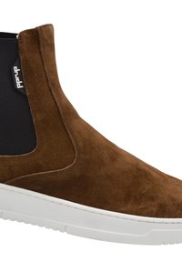 Stivaletti Chelsea in suede marrone con pannelli laterali elastici e suola in gomma bianca. Texture liscia e design minimalista, adatti per un abbigliamento casual.
