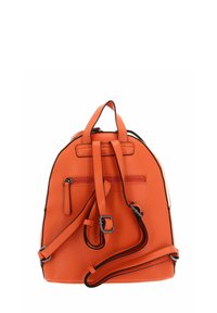 Sac à dos en cuir orange avec des bretelles ajustables, une poignée supérieure et une petite poche zippée à l'arrière sur fond blanc.