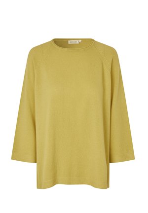 Geel gebreide trui, brede halslijn, driekwart mouwen, geribbelde zoom, zachte textuur, met decoratieve stiksels langs de schouders.