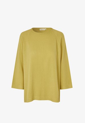 Geel gebreide trui, brede halslijn, driekwart mouwen, geribbelde zoom, zachte textuur, met decoratieve stiksels langs de schouders.