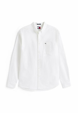 Weißes Langarm-Hemd mit Knöpfen und Brusttasche, das ein kleines gesticktes Markenlogo zeigt.