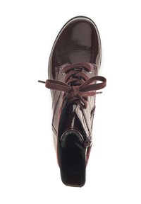 Bordeaux patentleren enkellaars met ronde neus, stoffen veters en zijrits; gladde textuur met contrasterende matte accenten.