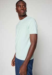 BOSS TCHUP - Basic póló - turquoise/aqua