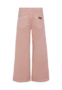 Lichtroze wijde broek met een soepele textuur, voorzien van twee achterzakken en een kleine bruine leren accent bij de tailleband.