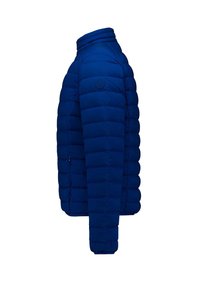 Blauwe gewatteerde pufferjas met hoge kraag, lange mouwen, zijzakken met rits en logo patch op de bovenarm.
