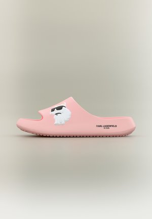 Sandalo rosa slip-on con un cane bianco che indossa occhiali da sole neri sul lato e il marchio "KARL LAGERFELD KIDS" vicino al tallone.