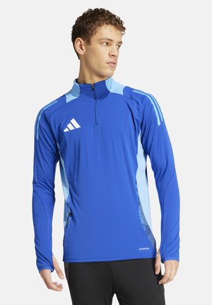 Blauwe sportieve longsleeve shirt met een kwart-rits kraag, contrasterende lichtblauwe accenten en textuurlijke zijpaneeldetails. Adidas-logo op de borst.
