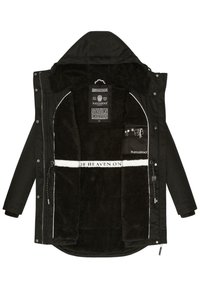 Veste noire avec doublure en fourrure, dotée d'une capuche à cordon de serrage, d'une fermeture éclair et d'une bande blanche avec texte en accent. Informations sur l'étiquette visibles à l'intérieur.
