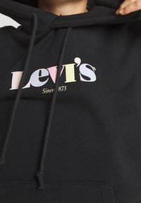 Czarna bluza z kapturem, wykonana z mieszanki bawełny, z kolorowym logo "Levi's" oraz napisem "Since 873". Posiada ściągacz oraz miękką teksturę.