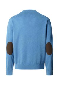 Jasnoniebieski sweter z długim rękawem z ciemnobrązowymi owalnymi łatami na łokciach, pokazany od tyłu.