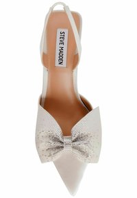 Bela slingback čevlji s koničastim nosom, okrašeni s teksturiranim tkaninskim lokom in kamni. Gladko notranje obloge in ohlapen peti.