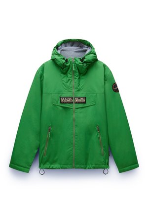 Grüne isolierte Jacke mit Kapuze, ausgestattet mit einem Front-Reißverschluss, zwei seitlichen Reißverschlüssen und einem auffälligen Logo-Patch auf der Brust. Glatte Textur.
