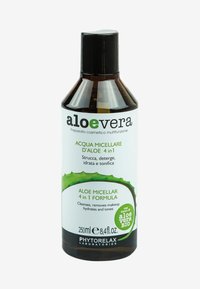 Woda micelarna z aloesem w 250 ml butelce w ciemnym bursztynowym kolorze. Posiada białą i zieloną etykietę z tekstem, grafiką liścia aloesu oraz czarną nakrętką.