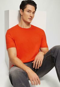s.Oliver MIT CREW NECK UND LOGO - T-shirt basic - dunkelorange
