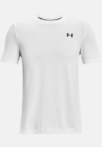 Biała sportowa koszulka z krótkim rękawem z czarnym logo Under Armour na lewym górnym piersi, prezentowana na jednolitym tle.