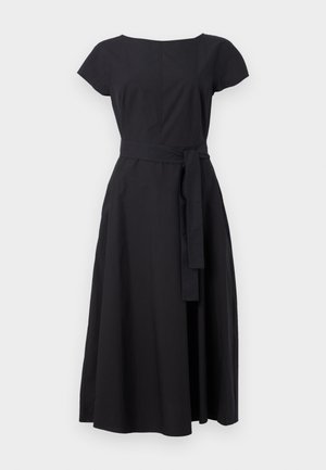 Musta mekko, joka on valmistettu kankaasta, lyhyillä hihoilla, pyöreällä kaula-aukolla, istuvalla yläosalla ja vyötärölle vyötettynä, joka laskee midi-pituiseksi hameeksi.