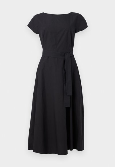 Musta mekko, joka on valmistettu kankaasta, lyhyillä hihoilla, pyöreällä kaula-aukolla, istuvalla yläosalla ja vyötärölle vyötettynä, joka laskee midi-pituiseksi hameeksi.