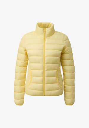 Hellgelbe Steppjacke mit horizontalem Steppmuster, hohem Kragen, Reißverschluss und zwei Seitentaschen. Glatte Textur und leichte Polsterung.