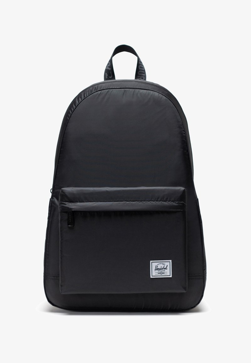Čierny batoh vyrobený z odolnej látky s guľatým tvarom, ktorý má prednú zipsovú kapsu, nášivku s logom a nastaviteľné popruhy.